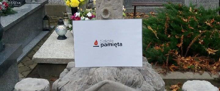 Uczniowie szkół ZDZ w Płocku w akcji “Ocalamy groby od zapomnienia”